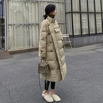 2023 Женский зимний новый модный пуховик средней длины свободного дизайна утолщенное хлопковое пальто Высококачественное пальто