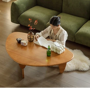 Журнальный столик из массива дерева, небольшой диван, домашнее хозяйство из натурального дерева, современная гостиная треугольной формы, минимализм