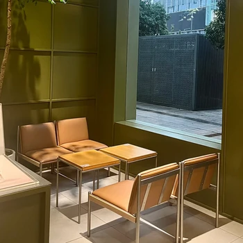 Современная минималистичная кофейня, досуг, стол для переговоров и стул, комбинированный чай с молоком, десерт, выпечка,